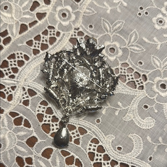New Elegant Silver Rhinestone Crystal Teardrop Brooch - Brand new! - Picture 3 of 3